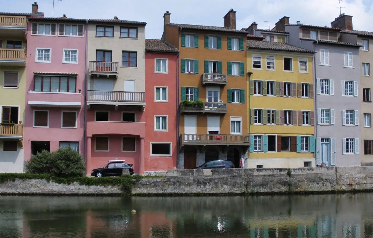 Les maisons colorées sur l'Agout à Castres, la petite Venise du Tarn